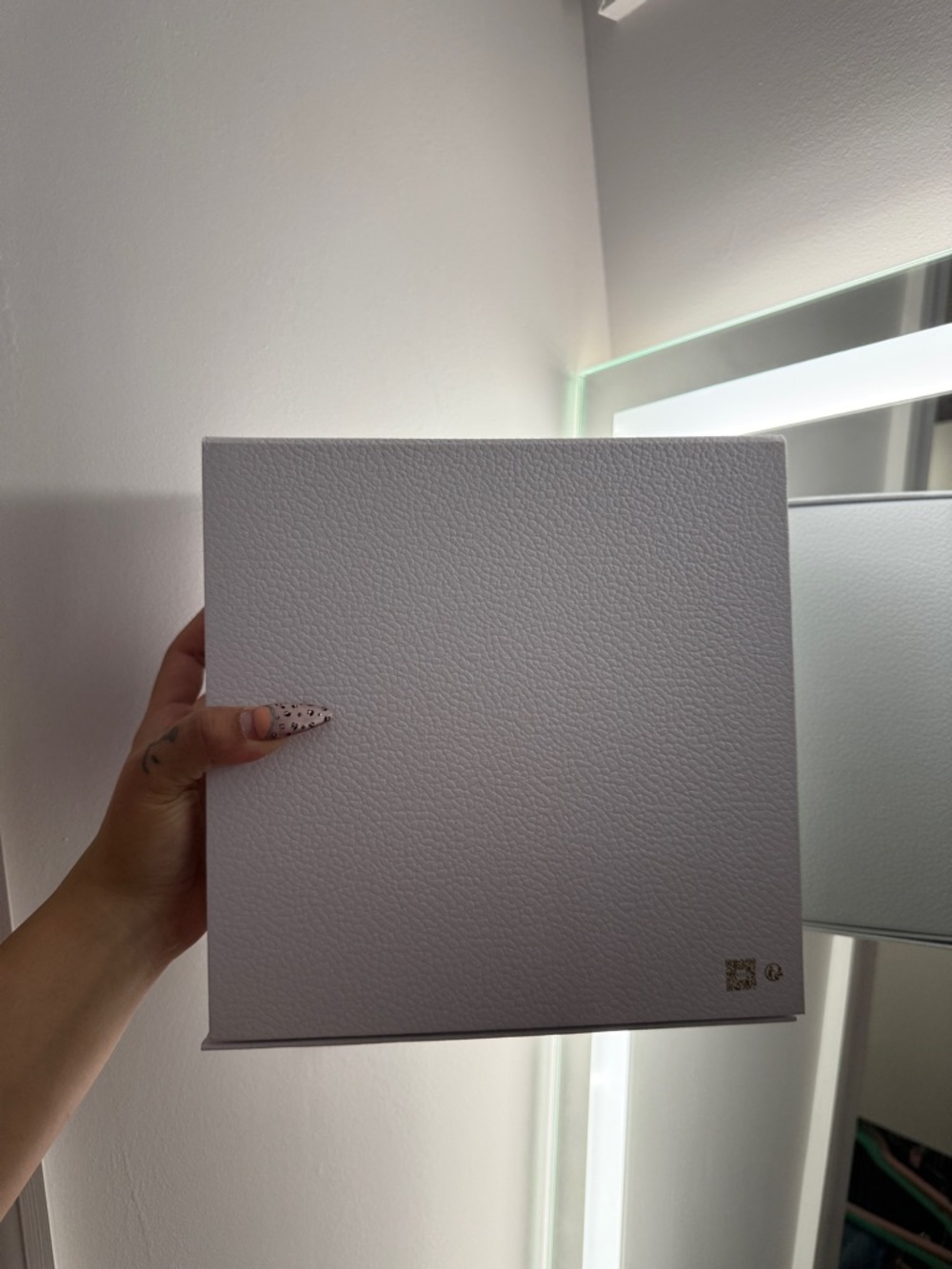 Dior White Box with Gold Logo - Picture 3 of 3